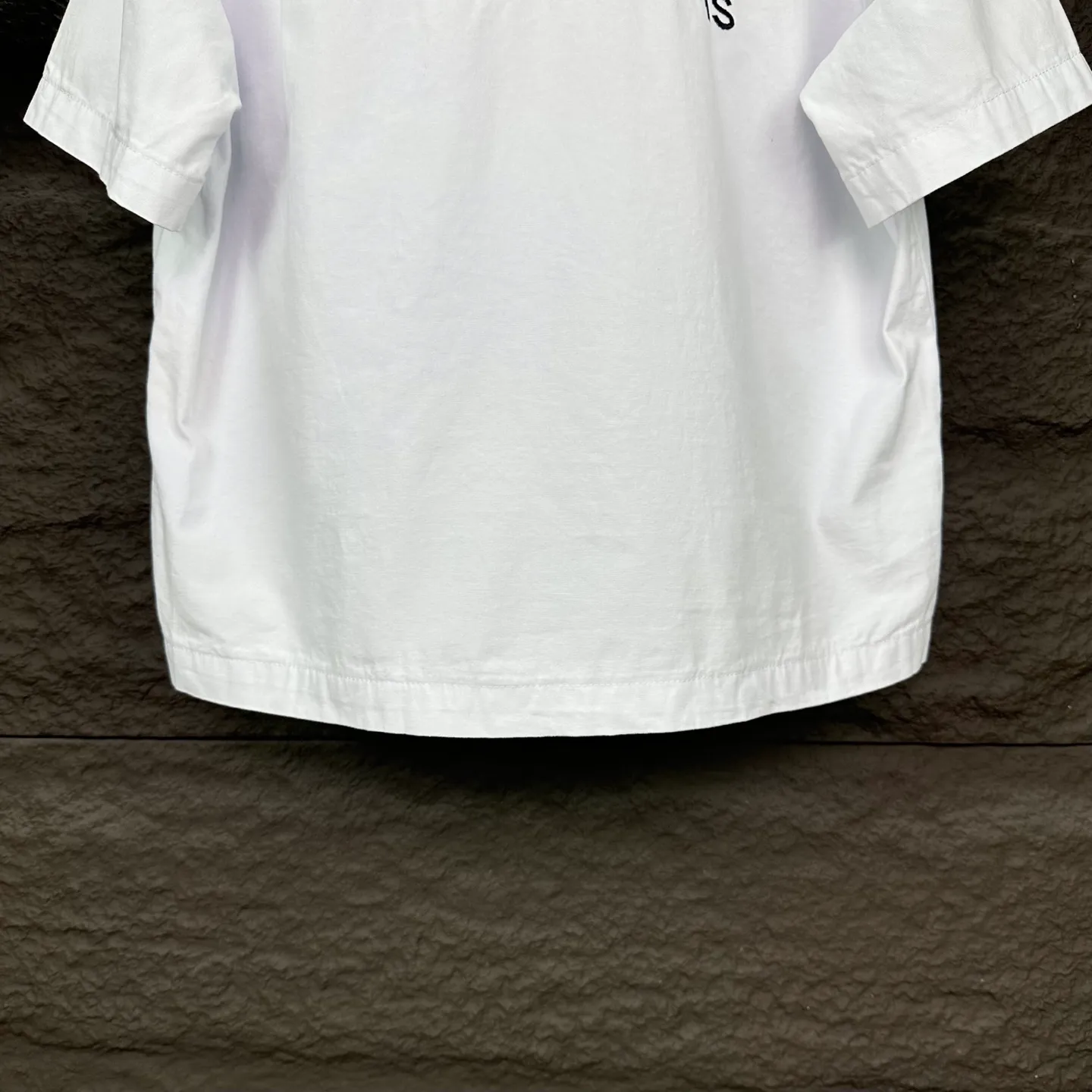 P240 GALLERY DEPT. 2025 new embroidered letter LOGO couple style loose denim short-sleeved shirt 🔥High version🔥High version🔥 Original customized denim fabric, the same high-end denim fabric as the Internet celebrity star, simple and loose version with multiple embroidered letter LOGO designs, very high-end and stylish! The fabric feels very comfortable, and it’s a denim short-sleeved shirt that’s super versatile and looks great! ! Complete with three standards, same style for men and women 👫A must-have item for everyone Color: yellow, white Size: S-XL